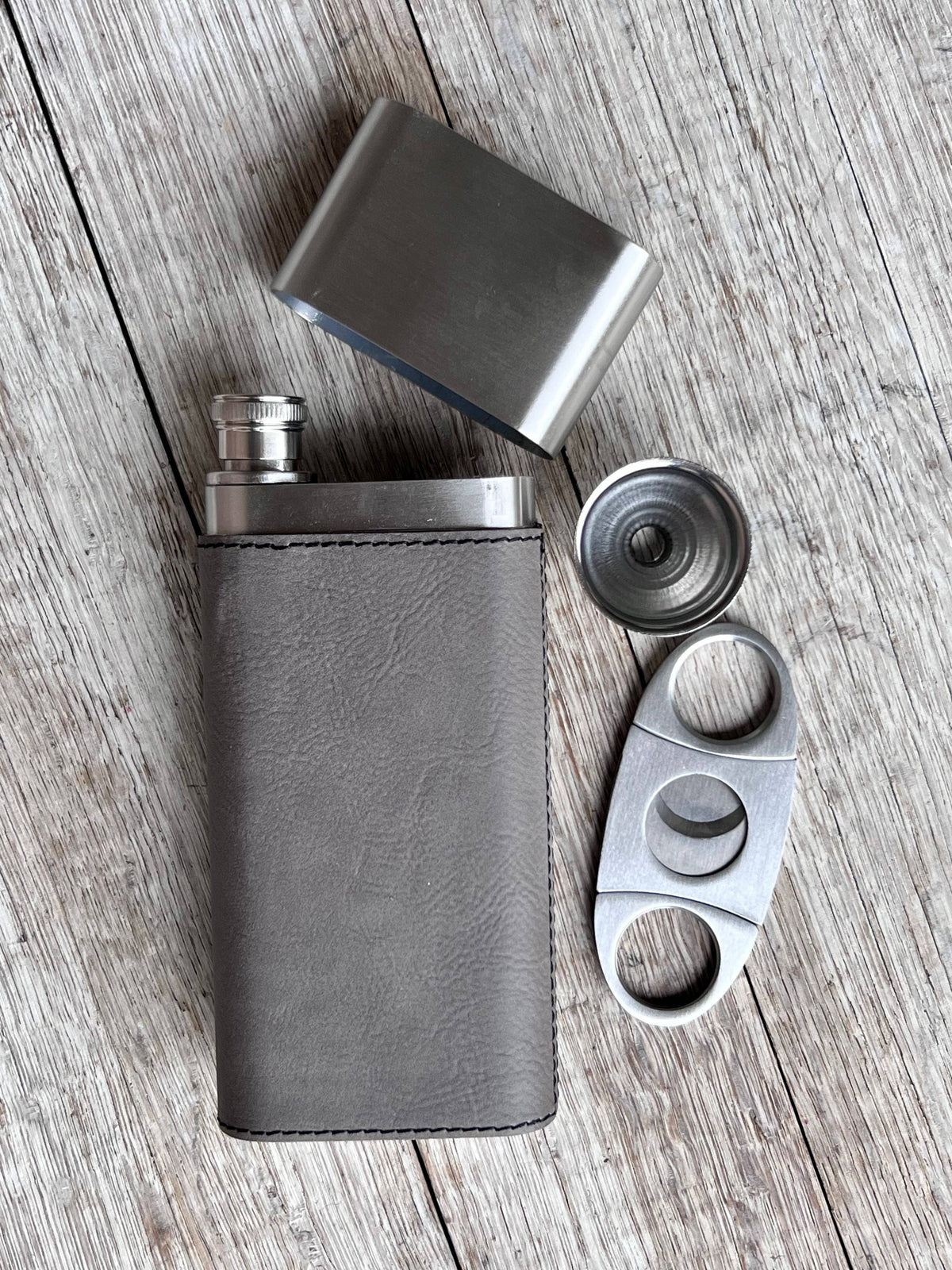 Laserable Leatherette Cigar Case w/Flask: BLACK (engraves gold)