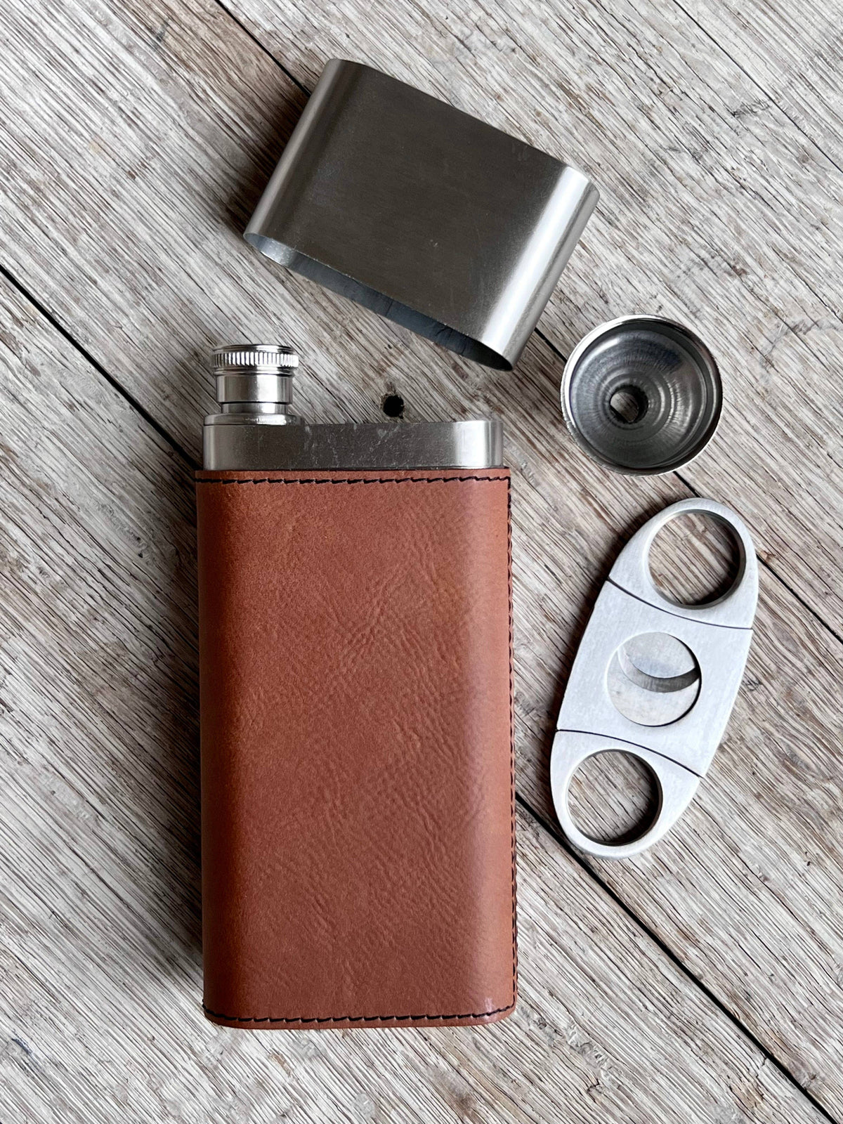 Laserable Leatherette Cigar Case w/Flask: BLACK (engraves gold)
