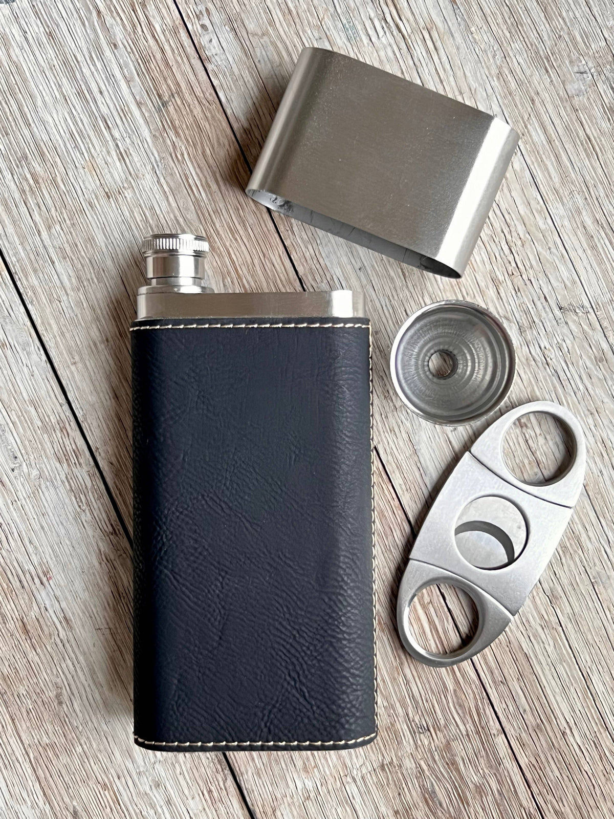 Laserable Leatherette Cigar Case w/Flask: BLACK (engraves gold)